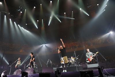 「2013 FNC KINGDOM IN JAPAN -Fantastic & Crazy- DAY2 -Crazy day-」でのFTISLAND。（C）2014 FNC Entertainment / FNC MUSIC JAPAN INC. All