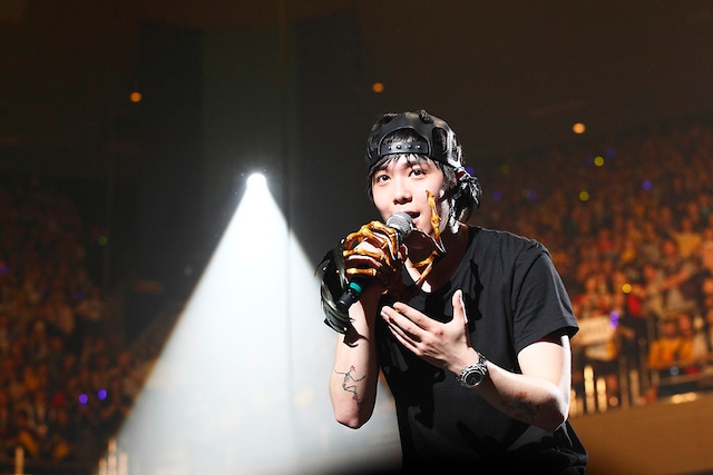 イ・ホンギ（FTISLAND）の「2013 FNC KINGDOM IN JAPAN -Fantastic & Crazy- DAY2 -Crazy day-」での様子。（C）2014 FNC Entertainment / FNC MUSIC JAPAN INC. All Rights Reserved.