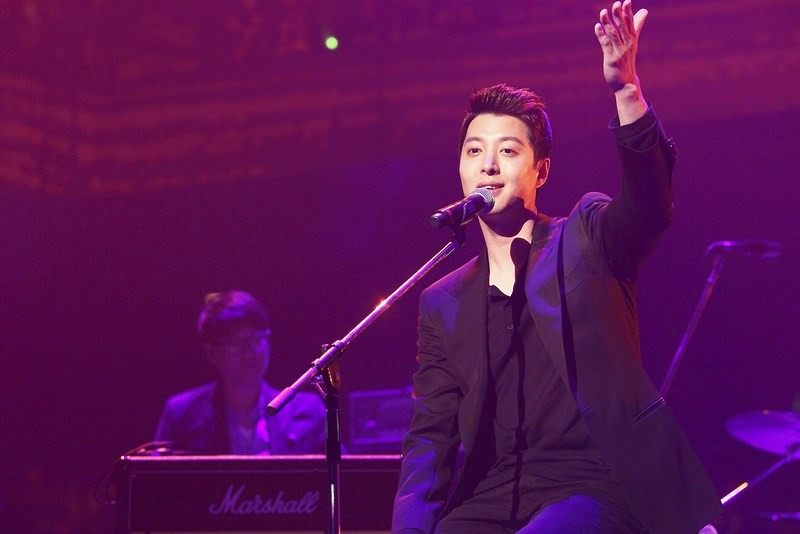「2013 FNC KINGDOM IN JAPAN -Fantastic & Crazy- DAY1 -Fantastic day-」の様子。イ・ドンゴン。（C）2014 FNC Entertainment / FNC MUSIC JAPAN INC. All Rights Reserved.