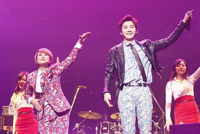 「2013 FNC KINGDOM IN JAPAN -Fantastic & Crazy- DAY1 -Fantastic day-」の様子。Two（C）2014 FNC Entertainment / FNC MUSIC JAPAN INC. All Rights Reserved.