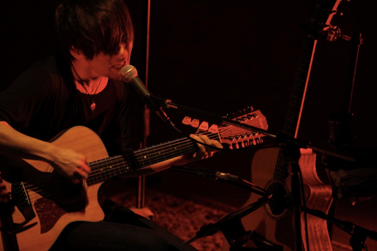 TK from 凛として時雨「TK Acoustic & Electric TOUR 2014 "Killing you softly"」東京公演の様子。（撮影：河本悠貴）