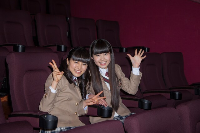 「東京モダンガールズ～天海からの贈りもの～」のライブ・ビューイングを体験した堀内まり菜、田口華。