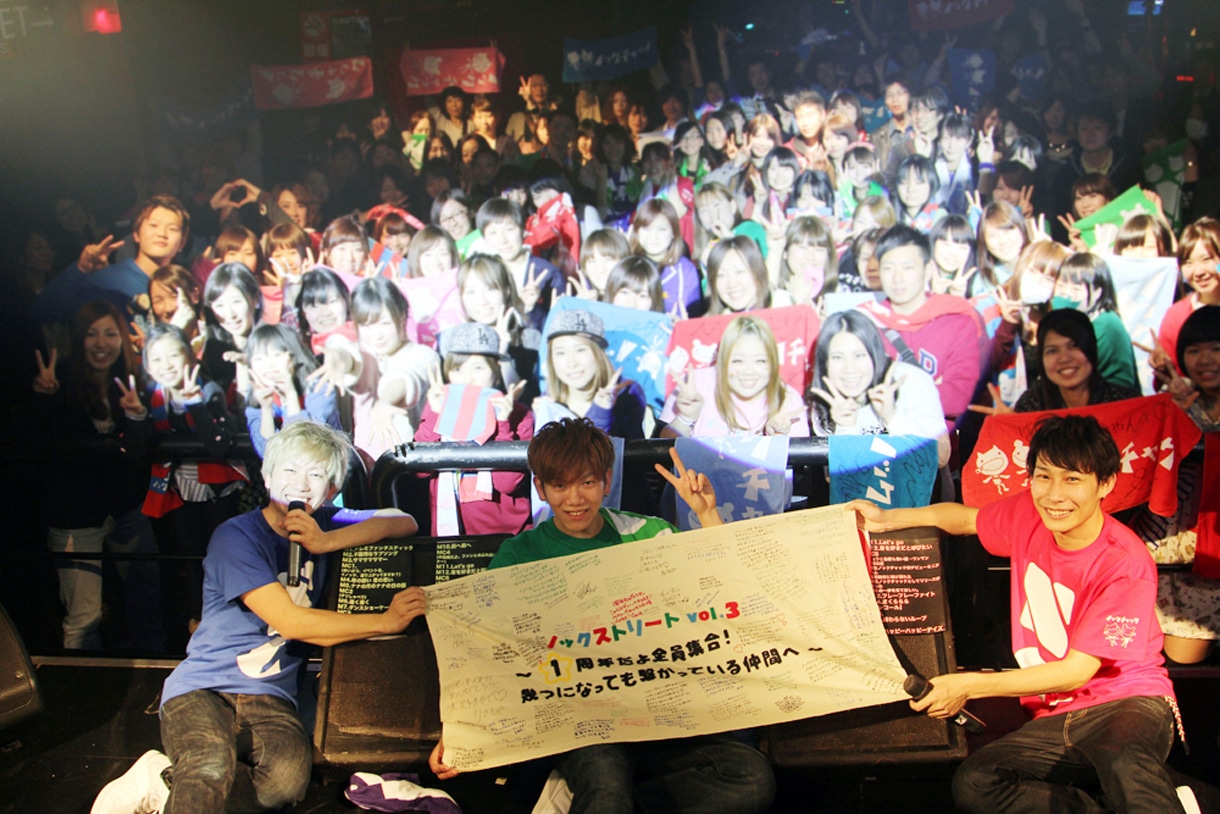 ファンと記念撮影をするノックチャック。