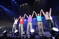 アンコールを終え挨拶するウルフルズとサポートキーボーディストの浦清英。