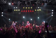 Silent Sirenの神奈川・横浜ベイホール公演の模様。