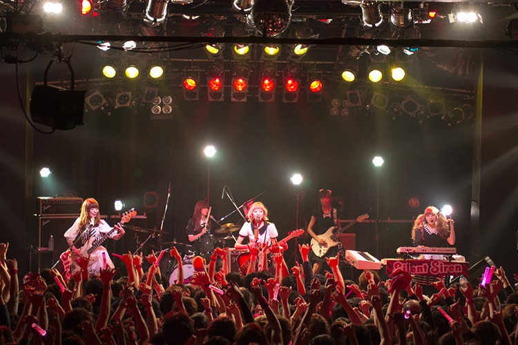 Silent Sirenの神奈川・横浜ベイホール公演の模様。