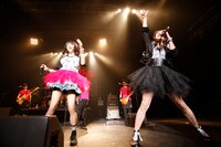 左からLiSA、ニセLiSA。