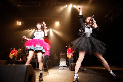 左からLiSA、ニセLiSA。