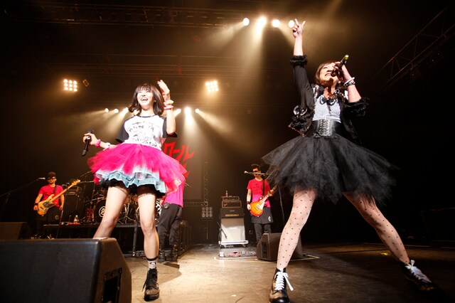 左からLiSA、ニセLiSA。