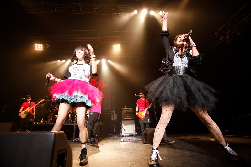 左からLiSA、ニセLiSA。