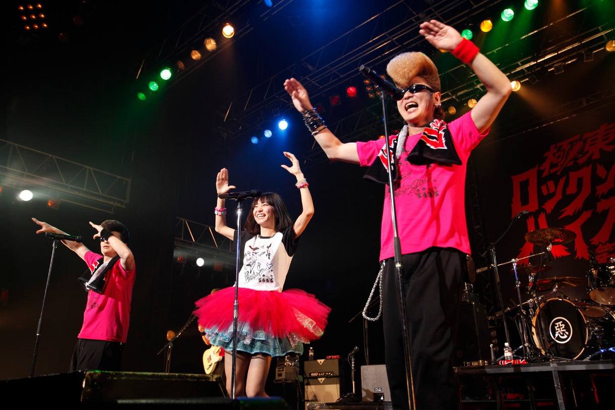 アンコールで「One Night Carnival」を歌い踊る氣志團とLiSA。