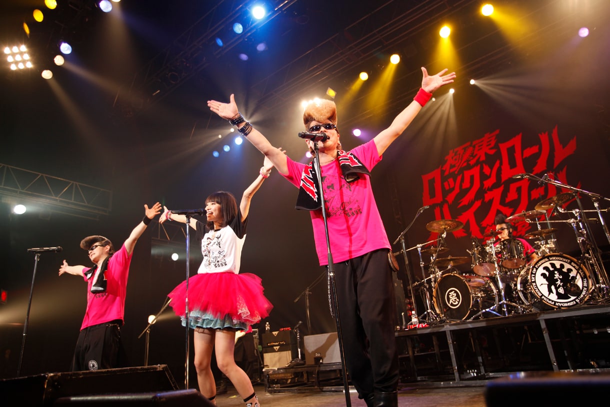 アンコールで「One Night Carnival」を歌い踊る氣志團とLiSA。 [画像