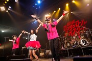 アンコールで「One Night Carnival」を歌い踊る氣志團とLiSA。