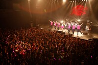 最後の挨拶をする氣志團とLiSAとニセLiSA。