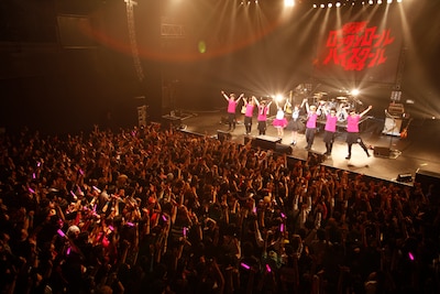 最後の挨拶をする氣志團とLiSAとニセLiSA。