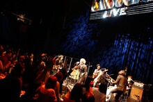 THE BAWDIES「ROCKIN' THIS JOINT TONIGHT」1公演目の様子。（撮影：三吉ツカサ [Showcase]）