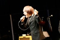 ROY（Vo, B）（撮影：三吉ツカサ [Showcase]）