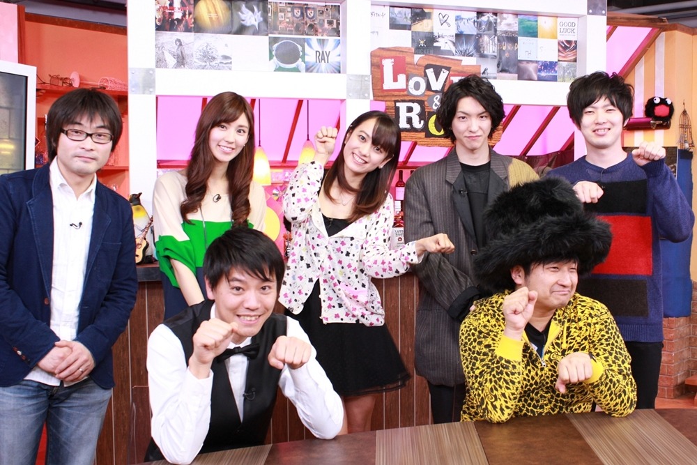 「LOVE&ROCK」BUMP OF CHICKEN特集スタジオ出演者の集合写真。