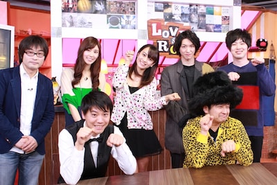 「LOVE&ROCK」BUMP OF CHICKEN特集スタジオ出演者の集合写真。