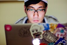 「SWITCH」誌面のtofubeats。