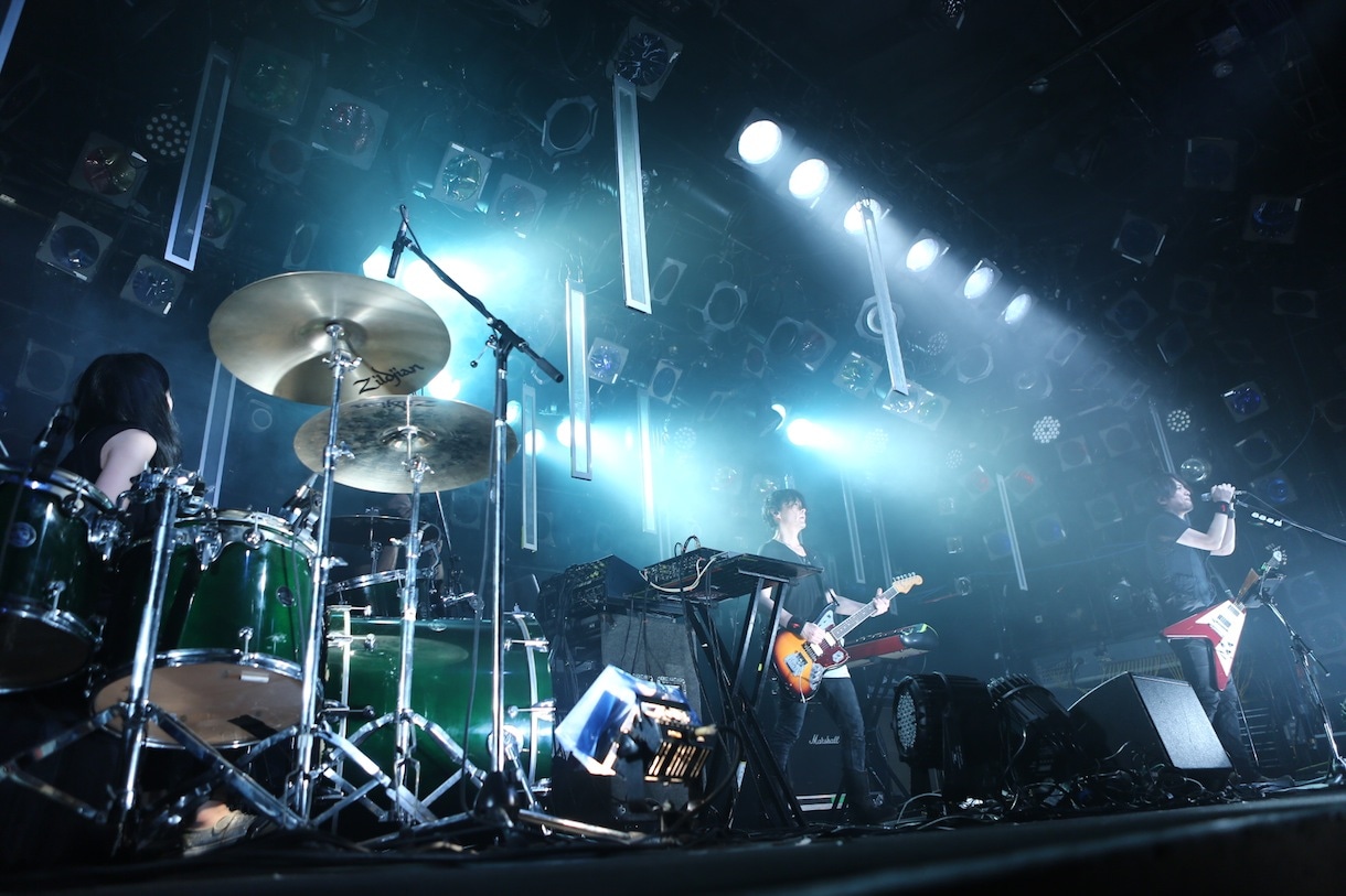 3月18日に行われた「TOUR 2014 STARTING OVER」渋谷CLUB QUATTRO公演の様子。