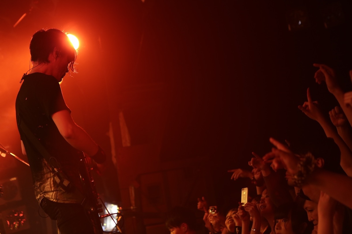 3月18日に行われた「TOUR 2014 STARTING OVER」渋谷CLUB QUATTRO公演の様子。