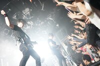 3月18日に行われた「TOUR 2014 STARTING OVER」渋谷CLUB QUATTRO公演の様子。