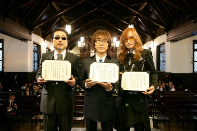 明治学院大学の卒業生となったTHE ALFEE。