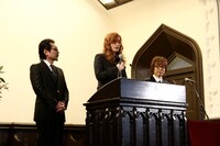 スピーチをする高見沢俊彦（中央）。