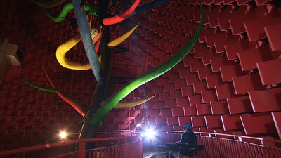 読売テレビ「音楽ノチカラ」にて太陽の塔内部で演奏する大橋トリオ。