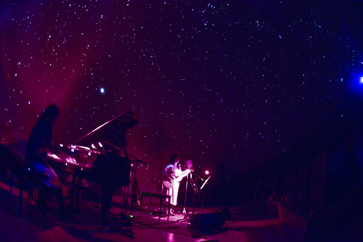 Predawn「Make believe, Make a wish」プラネタリウムライブの様子。（Photo by AZUSA TAKADA）