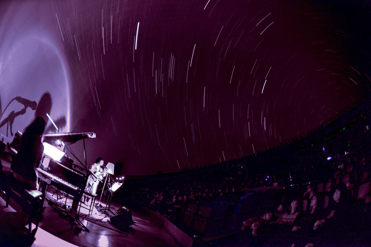 Predawn「Make believe, Make a wish」プラネタリウムライブの様子。（Photo by AZUSA TAKADA）