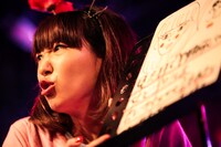 「紙芝居ラップ」を披露するあっこ。（撮影：西槇太一）