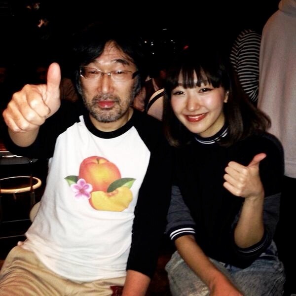 左から転換中のDJを務めたDJエンドウ、あっこ。