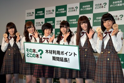 乃木坂46。左から高山一実、白石麻衣、生駒里奈、西野七瀬、松村沙友理、深川麻衣。