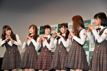 木材利用ポイントPR大使のポーズをとる乃木坂46。