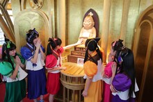 ビリケンさんをなで回すたこやきレインボー。