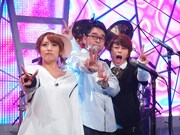 堂本ブラザーズバンドのコーラスメンバー。左から高橋みなみ（AKB48）、槇原敬之、西川貴教（T.M.Revolution）。