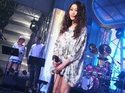 「新堂本兄弟」スタジオライブ収録時のJUJU。