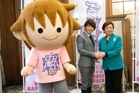 「イナズマロック フェス 2014」開催にあたり、地元の協力を要請すべく嘉田由紀子県知事の元を訪れた西川貴教（T.M.Revolution / 写真中央）。
