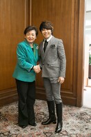 左から嘉田由紀子滋賀県知事、西川貴教。