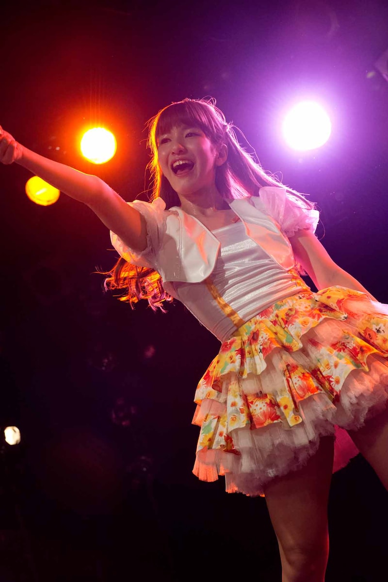 生誕ライブでソロ曲「二文字ラブレター」を初披露する芦崎麻耶。