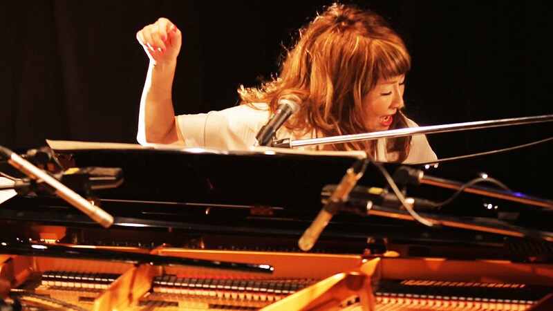 矢野顕子が出演する「Crossroad」のワンシーン。