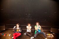 終演後「S」「E」「X」のハンドサインを作って記念撮影に応じる忘れらんねえよ。（撮影：外林健太）