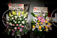 無観客ライブに届けられた祝い花。（撮影：外林健太）