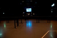 無観客ライブ当日の赤坂BLITZのフロアとステージの様子。（撮影：外林健太）