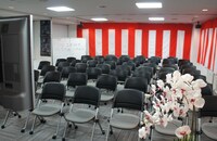 無観客ライブのために用意された、都内某所の無観客パブリックビューイングスペースの様子。