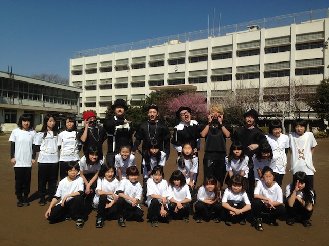 「13日の金曜日」ビデオクリップ撮影時のオフショット。