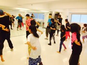 「13日の金曜日」ビデオクリップ撮影にあたってダンスを練習するアスタラビスタと振り付け担当のTEMPURA KIDZ。