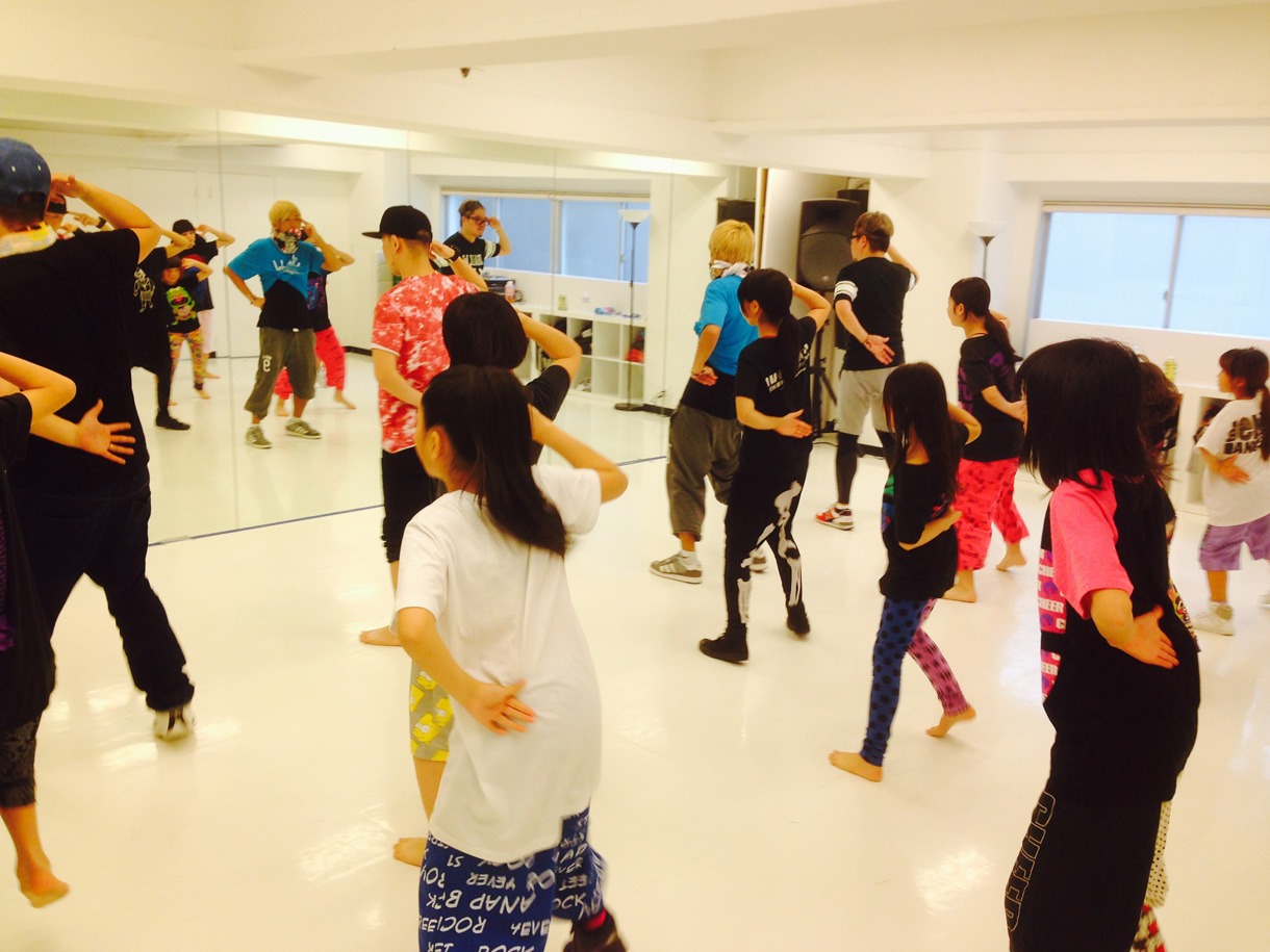 「13日の金曜日」ビデオクリップ撮影にあたってダンスを練習するアスタラビスタと振り付け担当のTEMPURA KIDZ。